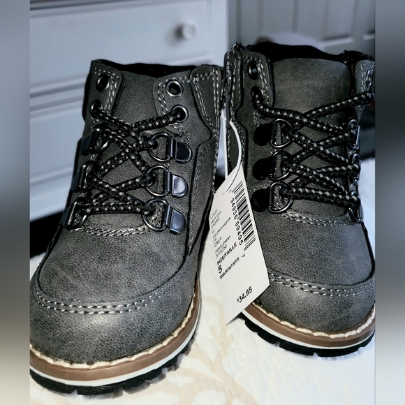 New boy's Children's Place charcoal gray faux leather boot Size 5 - Picture 2 of 4